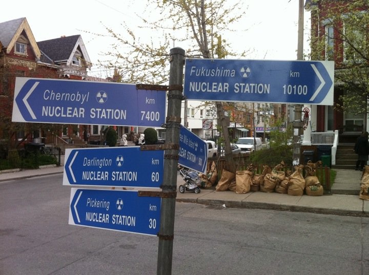 Direction sign to Nukes